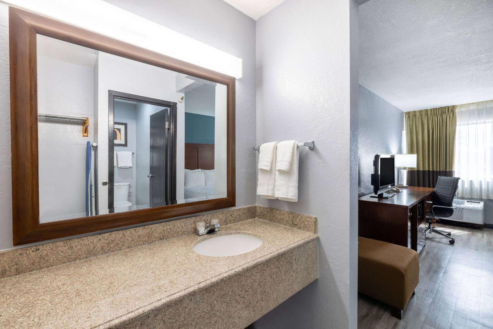 Travelodge By Wyndham Brooklyn Center Εξωτερικό φωτογραφία